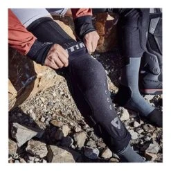 Rev'it Scram Kneeprotector -Motor Liefhebbers Winkel revit scram kneeprotector 2